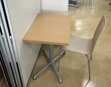 《學校餐廳的單人座位》你覺得坐這個位置羞恥嗎？日本網友們看法兩極