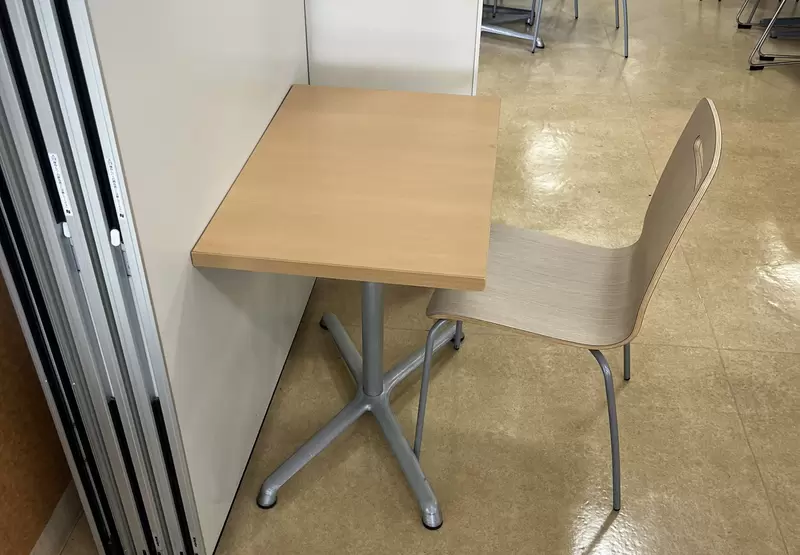 《學校餐廳的單人座位》你覺得坐這個位置羞恥嗎?日本網友們看法兩極 《學校餐廳的單人座位》你覺得坐這個位置羞恥嗎?日本網友們看法兩極