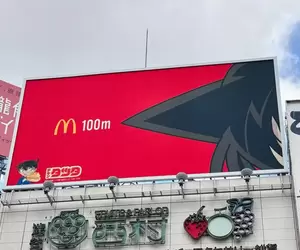 日本麥當勞與《名偵探柯南》合作 人類史上首創髮尖式指向性戶外宣傳廣告