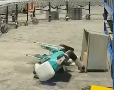 美國Agility Robotics公司開發的《Digit人形機器人》蓮物流展上連續工作20小時候軟腳,這就是過勞死的表現了吧?