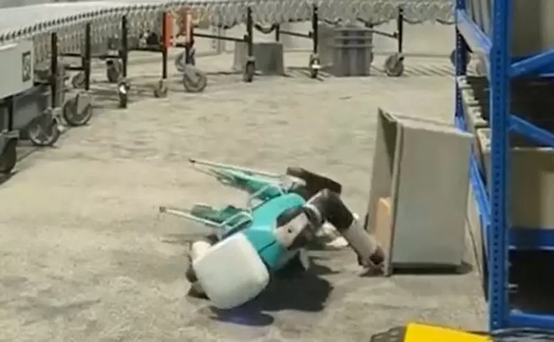 美國Agility Robotics公司開發的《Digit人形機器人》蓮物流展上連續工作20小時候軟腳，這就是過勞死的表現了吧？