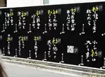 日本澀谷《貓咪大戰爭》戶外廣告 黑底白字寫著「信貓者得永生」，有貓快拜！不是還不趕緊下載手遊play一下XD