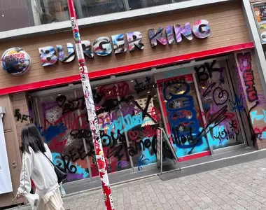 《日本漢堡王塗鴉事件》網友批評澀谷治安敗壞 原來只是動畫合作活動的噱頭