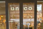 一間被門框誤會的家具店《UNICO》從正面看會變成「UNCO」反而引起網友的注意而受歡迎