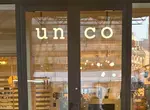 一間被門框誤會的家具店《UNICO》從正面看會變成「UNCO」反而引起網友的注意而受歡迎