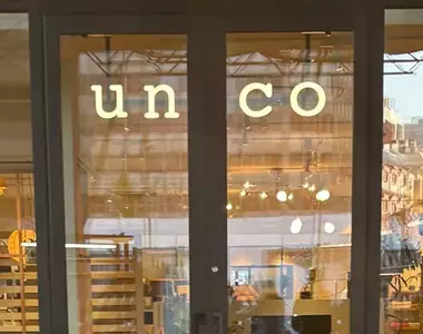 一間被門框誤會的家具店《UNICO》從正面看會變成「UNCO」反而引起網友的注意而受歡迎