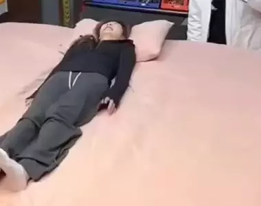 《地震救護床》當天搖地動的時候床會啟動落穴機制把你給保護起來