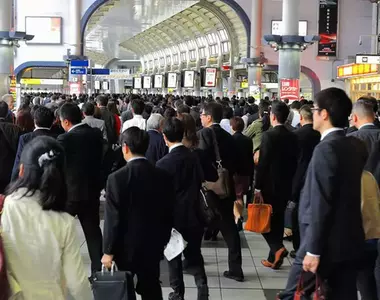 觀光客之間很有人氣的《社畜觀察咖啡館》由上往下看就能看見來來往往的上班族們