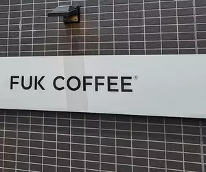 《FUK COFFEE》日本機場主題文青咖啡廳 這店名讓外國人觀光客看了都傻眼？