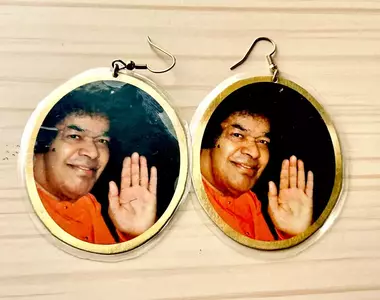 《耳環上的謎之大叔》日本網友買耳環卻不知道他是誰 時隔多年總算得到解答了