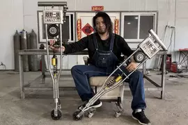 手工耿Handy Geng《多功能電動拐杖》你不僅能依靠它走路，甚至都能當電動滑板車來騎了