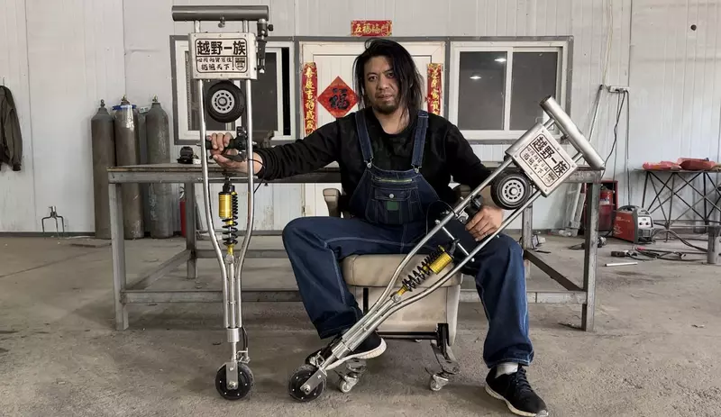 手工耿Handy Geng《多功能電動拐杖》你不僅能依靠它走路,甚至都能當電動滑板車來騎了 手工耿Handy Geng《多功能電動拐杖》你不僅能依靠它走路,甚至都能當電動滑板車來騎了