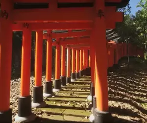 用虛幻引擎5打造的《伏見稻荷大社》如真似幻的場景帶你步行穿越神社的千本鳥居長廊
