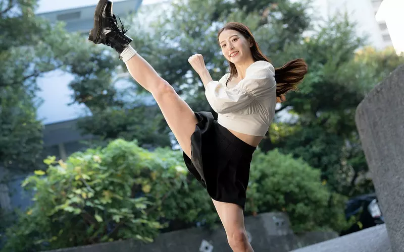 舉牌女郎KO對手？長腿格斗美女《宮原華音》 又甜又強太有魅力了❤