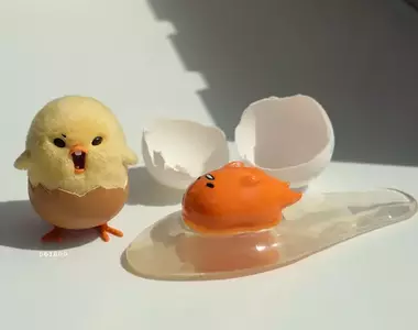 網友製作《蛋黃哥大冒險》中的生動主角蛋黃哥與雞動哥，太擬真了！就像從動畫中走出來一樣