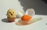 網友製作《蛋黃哥大冒險》中的生動主角蛋黃哥與雞動哥，太擬真了！就像從動畫中走出來一樣