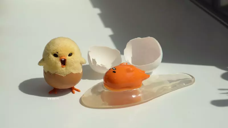 網友製作《蛋黃哥大冒險》中的生動主角蛋黃哥與雞動哥，太擬真了！就像從動畫中走出來一樣