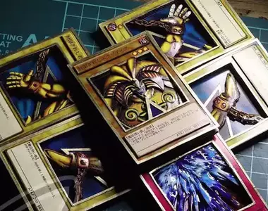 網友製作將遊戲王卡片《黑暗大法師》立體化 每部位需要七張相互組合才能完成的作品