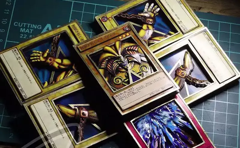 網友製作將遊戲王卡片《黑暗大法師》立體化 每部位需要七張相互組合才能完成的作品