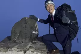 《日本西裝店社長佐田展隆》穿自家西裝上山下海 這次來到台灣挑戰爬玉山