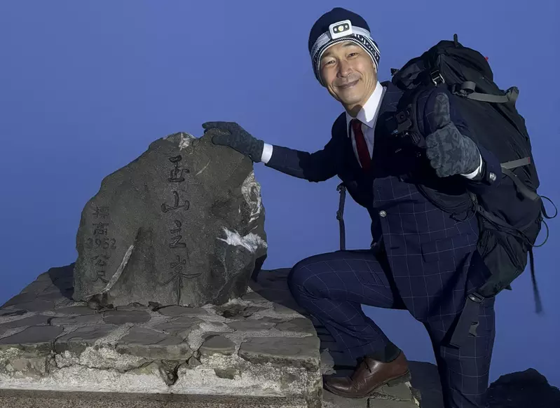 《日本西裝店社長佐田展隆》穿自家西裝上山下海 這次來到台灣挑戰爬玉山