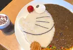 《哆啦A夢原寸咖哩飯》完全還原機器貓的頭部比例，這只有在「藤子F不二雄博物館」才吃得到