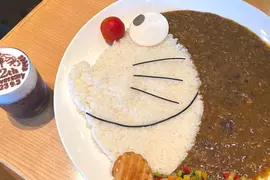 《哆啦A夢原寸咖哩飯》完全還原機器貓的頭部比例，這只有在「藤子F不二雄博物館」才吃得到