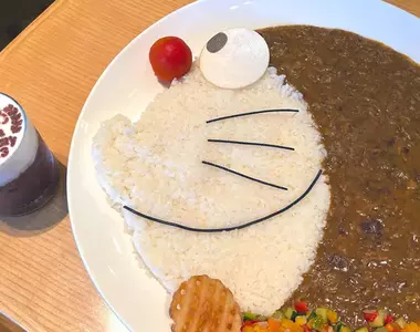 《哆啦A夢原寸咖哩飯》完全還原機器貓的頭部比例，這只有在「藤子F不二雄博物館」才吃得到