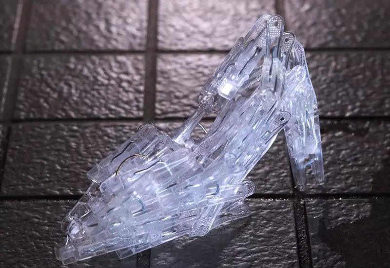 注意看!這個男人太狠了 這個男人用洗衣夾做了雙灰姑娘的玻璃鞋 注意看!這個男人太狠了 這個男人用洗衣夾做了雙灰姑娘的玻璃鞋