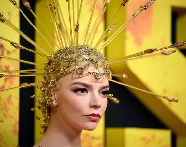 「 安雅·泰勒-喬伊」這一身是最符合《芙莉歐莎：瘋狂麥斯傳奇篇章》精神的禮服嗎？