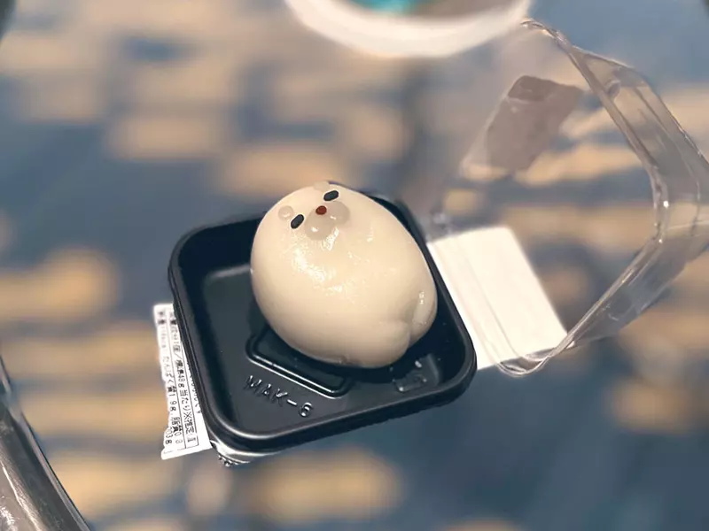 京都水族館可愛周邊《海豹黑芝麻大福》讓人感覺幸福的點心這是要怎麼開口吃啊(汗) 京都水族館可愛周邊《海豹黑芝麻大福》讓人感覺幸福的點心這是要怎麼開口吃啊(汗)