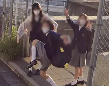 《爆紅Google街景三劍客》三位日本女學生的搞怪動作太經典 開啟同人二創熱潮
