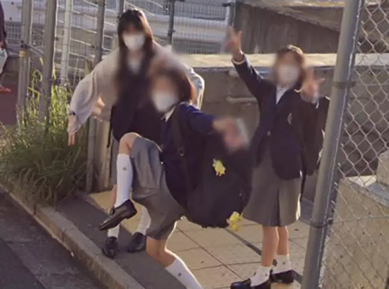 《爆紅Google街景三劍客》三位日本女學生的搞怪動作太經典 開啟同人二創熱潮  《爆紅Google街景三劍客》三位日本女學生的搞怪動作太經典 開啟同人二創熱潮