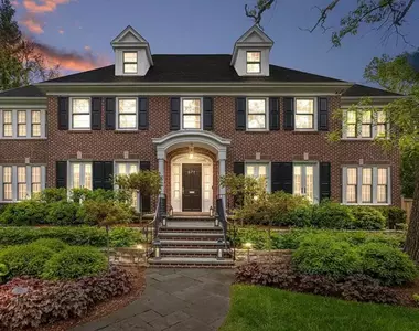 想買房子的你會考慮《小鬼當家》豪宅嗎?該棟房屋現已出售,要價525萬美金