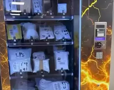 德國車站內的自動販賣機 商品是購買那些無人認領的包裹