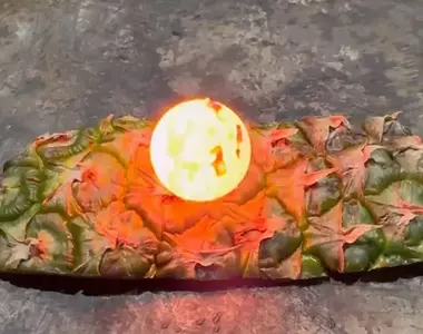 實驗精神滿點《將千度鐵球放在鳳梨皮上》想不到水果皮這麼耐燒?一段實驗影片結果引起網友的熱烈討論