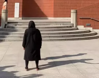 《AI修圖修出都市傳說》這個黑袍人是何方神聖?會不會也在你的手機出沒呢?