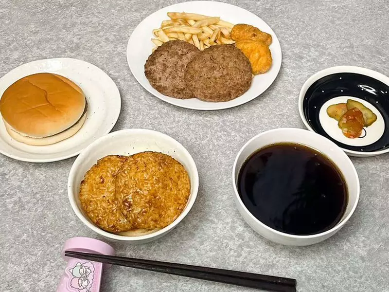 把速食變成定食 網友創意擺出一盤「麥當勞定食」吃吃看,評測感覺上果然有差 把速食變成定食 網友創意擺出一盤「麥當勞定食」吃吃看,評測感覺上果然有差