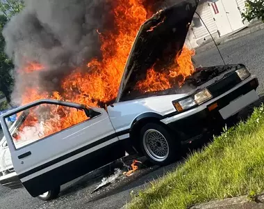 《頭文字D粉絲買下AE86》實現了長年以來的夢想 結果4個小時就燒成廢鐵了……