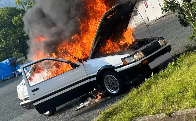 《頭文字D粉絲買下AE86》實現了長年以來的夢想 結果4個小時就燒成廢鐵了…… 《頭文字D粉絲買下AE86》實現了長年以來的夢想 結果4個小時就燒成廢鐵了……