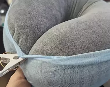 《U型枕的妙用》不知道胸部乳溝陰影怎麼畫 繪師發現用這東西模擬超好用?