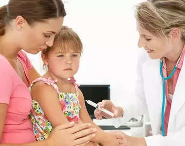 網友分享《小朋友打針趣事》醫生被問得啞口無言,還有一旁大笑的護士們