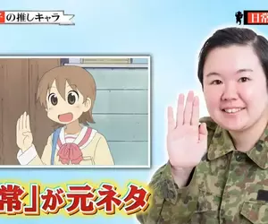 《日本搞笑藝人YASUKO》宣傳照的招牌舉手動作 竟然是取自日常動畫的一幕？