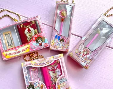 這太可愛《庫洛魔法使魔法道具收藏 縮小版》還原當年玩具包裝還可以拿出來玩也太讚