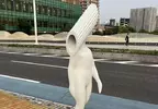 《筆管麵妖怪》日本街頭出現神秘雕塑 你看得出藝術家想要表達什麼嗎？