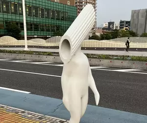 《筆管麵妖怪》日本街頭出現神秘雕塑 你看得出藝術家想要表達什麼嗎？