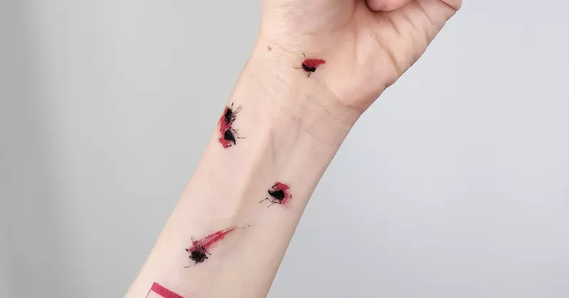 《殺蚊刺青貼紙》夏天外出必備的聖品，讓蚊蟲看見絕對不敢近身半步