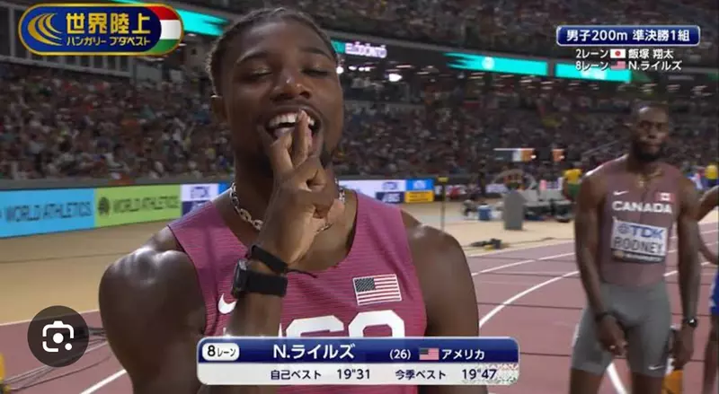 美國田徑選手「Noah Lyles」施展「無量空處」比賽中他掏出整套「黑暗大法師」卡片成功奪冠，真的狂