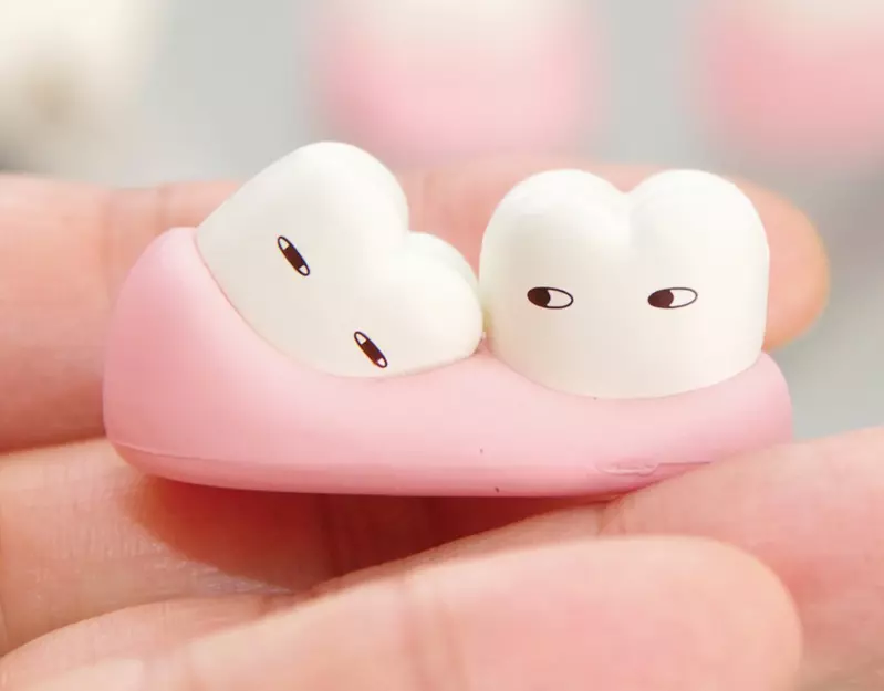 扭蛋玩具《沉默的牙齒角色》這商品讓我想起了我的智齒，就是因為它害我蛀牙把臼齒也拔了QQ