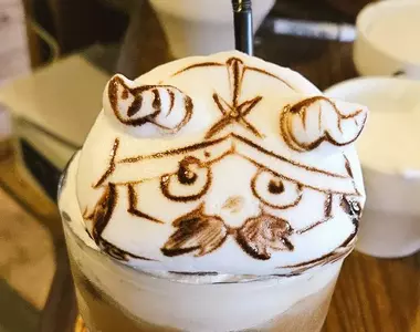 《迷宮飯》拿鐵角色拉花 先西的立體拉花感覺軟呼呼好像很好喝的樣子❤